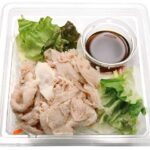 セブンイレブンのたんぱく質が摂れる豚しゃぶサラダを比較する。税込価格：430円、カロリー：131kcal、1円あたりカロリー：0.30kcal/円、たんぱく質：18.2g、1円あたりたんぱく質：0.04g/円、脂質：5.3g、炭水化物：3.6g、糖質：1.5g、食物繊維：2.1g、食塩相当量：1.9g。道産豚肉の豚しゃぶと野菜をさっぱりとしたレモン風味のおろしポン酢で食べる、たんぱく質が摂れるサラダです。アレルギー：小麦。