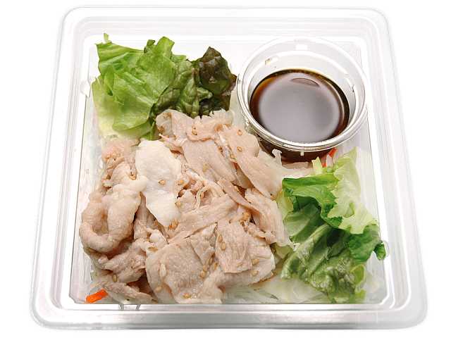 セブンイレブンのたんぱく質が摂れる豚しゃぶサラダを比較する。税込価格：430円、カロリー：131kcal、1円あたりカロリー：0.30kcal/円、たんぱく質：18.2g、1円あたりたんぱく質：0.04g/円、脂質：5.3g、炭水化物：3.6g、糖質：1.5g、食物繊維：2.1g、食塩相当量：1.9g。道産豚肉の豚しゃぶと野菜をさっぱりとしたレモン風味のおろしポン酢で食べる、たんぱく質が摂れるサラダです。アレルギー：小麦。