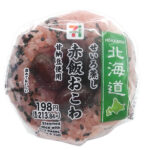 セブンイレブンのせいろ蒸し赤飯おこわ おむすびを比較する。税込価格：214円、カロリー：240kcal、1円あたりカロリー：1.12kcal/円、たんぱく質：4.5g、1円あたりたんぱく質：0.02g/円、脂質：1.5g、炭水化物：52.6g、糖質：51.4g、食物繊維：1.2g、食塩相当量：0.6g。せいろで蒸したもちもち食感の赤飯おこわに、北海道で馴染みのある甘納豆を乗せたおむすびです。アレルギー：なし。