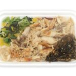 セブンイレブンの塩麹仕立ての炙り焼きさば御飯を比較する。税込価格：527円、カロリー：363kcal、1円あたりカロリー：0.69kcal/円、たんぱく質：10.8g、1円あたりたんぱく質：0.02g/円、脂質：9.6g、炭水化物：58.8g、糖質：57.8g、食物繊維：1g、食塩相当量：2.8g。香ばしく焼き上げたさばを盛り付けた御飯です。アレルギー：小麦。