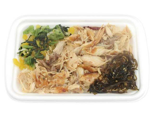 セブンイレブンの塩麹仕立ての炙り焼きさば御飯を比較する。税込価格：527円、カロリー：363kcal、1円あたりカロリー：0.69kcal/円、たんぱく質：10.8g、1円あたりたんぱく質：0.02g/円、脂質：9.6g、炭水化物：58.8g、糖質：57.8g、食物繊維：1g、食塩相当量：2.8g。香ばしく焼き上げたさばを盛り付けた御飯です。アレルギー：小麦。