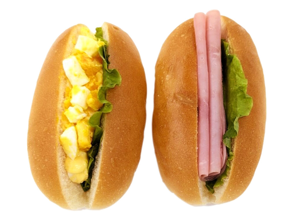 セブンイレブンのミニロール（たまごサラダ＆ハム）を比較する。税込価格：259円、カロリー：301kcal、1円あたりカロリー：1.16kcal/円、たんぱく質：9.1g、1円あたりたんぱく質：0.04g/円、脂質：16.4g、炭水化物：30.1g、糖質：28.4g、食物繊維：1.7g、食塩相当量：1.2g。定番具材のたまごとハムの２種類の味が楽しめるミニロールです。ワンハンドで手軽に召し上がれる商品です。アレルギー：卵、乳、小麦。