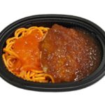 セブンイレブンの和風玉葱ソースのハンバーグを比較する。税込価格：408円、カロリー：322kcal、1円あたりカロリー：0.79kcal/円、たんぱく質：14.9g、1円あたりたんぱく質：0.04g/円、脂質：15.5g、炭水化物：32.2g、糖質：29g、食物繊維：3.2g、食塩相当量：3.7g。玉葱をたっぷりと使用した、馴染みのある和風玉葱ソースで食べるハンバーグです。アレルギー：卵、乳、小麦。