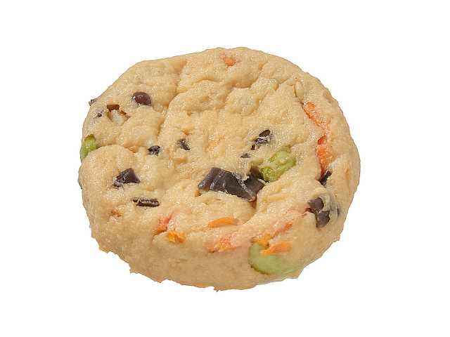セブンイレブンのおでん ５種具材の彩りがんもを比較する。税込価格：131円、カロリー：55kcal、1円あたりカロリー：0.42kcal/円、たんぱく質：4.3g、1円あたりたんぱく質：0.03g/円、脂質：3.8g、炭水化物：1.2g、糖質：0.5g、食物繊維：0.7g、食塩相当量：0.1g。人参，枝豆，たけのこ，きくらげ，玉ねぎの５種具材の食感としっとりとした豆腐感の両方が味わえる、おでんつゆの味しみが良いがんもです。アレルギー：小麦 特定原材料に準ずる20品目: 大豆、鶏肉、やまいも。