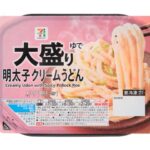 セブンイレブンの７プレミアム 大盛り明太子クリームうどん。税込価格：354円、カロリー：403kcal、たんぱく質：14g、脂質：6.3g、炭水化物：74.6g、糖質：70.4g、食物繊維：4.2g、食塩相当量：3.2g。満足感がある大盛り明太子クリームうどんです。アレルギー：卵、乳、小麦。