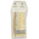 セブンイレブンのシーチキンきゅうり＆たまごサンドを比較する。税込価格：300円、カロリー：353kcal、1円あたりカロリー：1.18kcal/円、たんぱく質：10.7g、1円あたりたんぱく質：0.04g/円、脂質：23.4g、炭水化物：25.6g、糖質：24.1g、食物繊維：1.5g、食塩相当量：1.4g。シーチキンときゅうりの組とたまごの組を合わせたサンドイッチです。アレルギー：卵、乳、小麦。