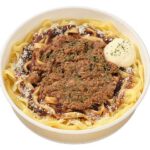 セブンイレブンの生パスタ ボロネーゼを比較する。税込価格：646円、カロリー：601kcal、1円あたりカロリー：0.93kcal/円、たんぱく質：25.8g、1円あたりたんぱく質：0.04g/円、脂質：15.1g、炭水化物：94.1g、糖質：87g、食物繊維：7.1g、食塩相当量：3.9g。もちもち食感が楽しめる生パスタです。コク深いボロネーゼソースにチーズソースを添えました。アレルギー：卵、乳、小麦。