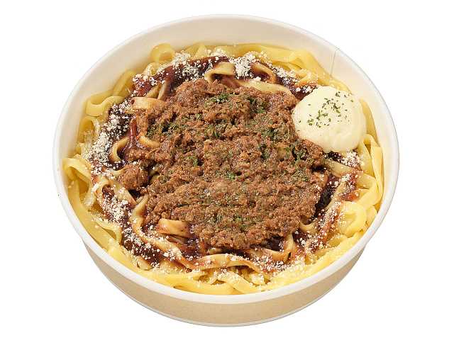 セブンイレブンの生パスタ ボロネーゼを比較する。税込価格：646円、カロリー：601kcal、1円あたりカロリー：0.93kcal/円、たんぱく質：25.8g、1円あたりたんぱく質：0.04g/円、脂質：15.1g、炭水化物：94.1g、糖質：87g、食物繊維：7.1g、食塩相当量：3.9g。もちもち食感が楽しめる生パスタです。コク深いボロネーゼソースにチーズソースを添えました。アレルギー：卵、乳、小麦。