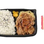 セブンイレブンの豚焼肉弁当（唐辛子マヨネーズ）を比較する。税込価格：594円、カロリー：652kcal、1円あたりカロリー：1.10kcal/円、たんぱく質：23.7g、1円あたりたんぱく質：0.04g/円、脂質：16.6g、炭水化物：104.8g、糖質：99.3g、食物繊維：5.5g、食塩相当量：4.5g。豚焼肉を甘辛い醤油ベースのタレで味付けした御飯が進むお弁当です。アレルギー：卵、小麦。