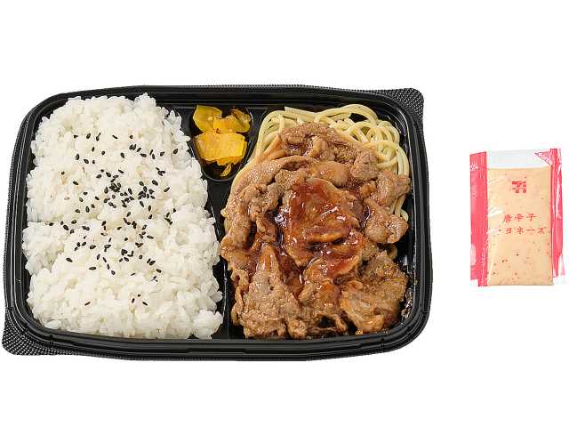 セブンイレブンの豚焼肉弁当（唐辛子マヨネーズ）を比較する。税込価格：594円、カロリー：652kcal、1円あたりカロリー：1.10kcal/円、たんぱく質：23.7g、1円あたりたんぱく質：0.04g/円、脂質：16.6g、炭水化物：104.8g、糖質：99.3g、食物繊維：5.5g、食塩相当量：4.5g。豚焼肉を甘辛い醤油ベースのタレで味付けした御飯が進むお弁当です。アレルギー：卵、小麦。
