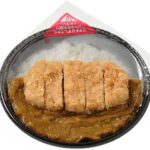 セブンイレブンのロースカツカレーを比較する。税込価格:713円、カロリー:932kcal、1円あたりカロリー:1.31kcal/円、たんぱく質:29.6g、1円あたりたんぱく質:0.04g/円、脂質:35.2g、炭水化物:127.6g、糖質:120.6g、食物繊維:7g、食塩相当量:3.2g。野菜の旨味と数種類のスパイスを合わせたカレーに、ロースカツを盛り付けた食べ応えのある一皿です。アレルギー:乳、小麦。