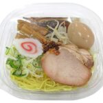 セブンイレブンの半熟味付たまごの冷製中華そばを比較する。税込価格：529円、カロリー：394kcal、1円あたりカロリー：0.74kcal/円、たんぱく質：20.6g、1円あたりたんぱく質：0.04g/円、脂質：10.7g、炭水化物：57g、糖質：50.7g、食物繊維：6.3g、食塩相当量：3.8g。冷たいまま美味しく食べられる中華そばです。アレルギー：卵、乳、小麦。