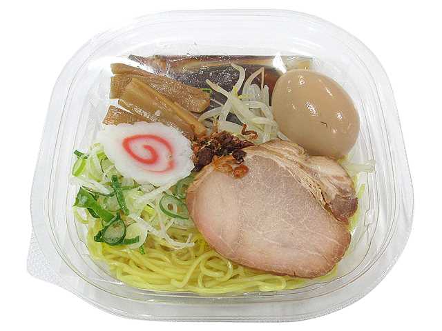セブンイレブンの半熟味付たまごの冷製中華そばを比較する。税込価格：529円、カロリー：394kcal、1円あたりカロリー：0.74kcal/円、たんぱく質：20.6g、1円あたりたんぱく質：0.04g/円、脂質：10.7g、炭水化物：57g、糖質：50.7g、食物繊維：6.3g、食塩相当量：3.8g。冷たいまま美味しく食べられる中華そばです。アレルギー：卵、乳、小麦。