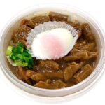 セブンイレブンの名古屋名物どて煮丼を比較する。税込価格：646円、カロリー：562kcal、1円あたりカロリー：0.87kcal/円、たんぱく質：20.7g、1円あたりたんぱく質：0.03g/円、脂質：13.8g、炭水化物：90.6g、糖質：87g、食物繊維：3.6g、食塩相当量：2.7g。八丁味噌の濃厚な味が楽しめる、豚もつ、根菜類、蒟蒻が乗ったどて煮丼です。半熟卵でまろやかに食べられる仕立てです。アレルギー：卵。