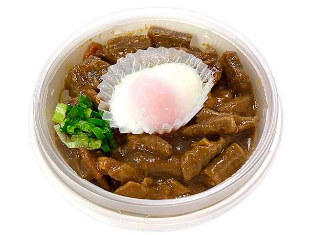 セブンイレブンの名古屋名物どて煮丼を比較する。税込価格：646円、カロリー：562kcal、1円あたりカロリー：0.87kcal/円、たんぱく質：20.7g、1円あたりたんぱく質：0.03g/円、脂質：13.8g、炭水化物：90.6g、糖質：87g、食物繊維：3.6g、食塩相当量：2.7g。八丁味噌の濃厚な味が楽しめる、豚もつ、根菜類、蒟蒻が乗ったどて煮丼です。半熟卵でまろやかに食べられる仕立てです。アレルギー：卵。
