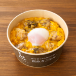 ローソンの備長炭焼き親子丼。税込価格：797円、カロリー：587kcal、たんぱく質：28.8g、脂質：17.4g、炭水化物：79.1g、糖質：78.1g、食物繊維：1g、食塩相当量：2.9g。