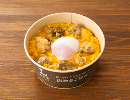 ローソンの備長炭焼き親子丼。税込価格：797円、カロリー：587kcal、たんぱく質：28.8g、脂質：17.4g、炭水化物：79.1g、糖質：78.1g、食物繊維：1g、食塩相当量：2.9g。