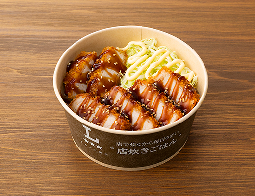 ローソンの三元豚の厚切りロースソースカツ丼。税込価格：646円、カロリー：632kcal、たんぱく質：18.6g、脂質：21.8g、炭水化物：92.6g、糖質：88.1g、食物繊維：4.5g、食塩相当量：2.2g。