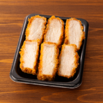 ローソンの三元豚の厚切りロースカツ。税込価格：473円、カロリー：567kcal、たんぱく質：24.4g、脂質：36.1g、炭水化物：37g、糖質：35.3g、食物繊維：1.7g、食塩相当量：2.4g。