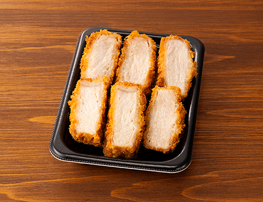 ローソンの三元豚の厚切りロースカツ。税込価格：473円、カロリー：567kcal、たんぱく質：24.4g、脂質：36.1g、炭水化物：37g、糖質：35.3g、食物繊維：1.7g、食塩相当量：2.4g。