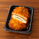 ローソンのチーズ大葉チキンカツ。税込価格：397円、カロリー：449kcal、たんぱく質：25.8g、脂質：29.5g、炭水化物：20.4g、糖質：19.6g、食物繊維：0.8g、食塩相当量：2.7g。