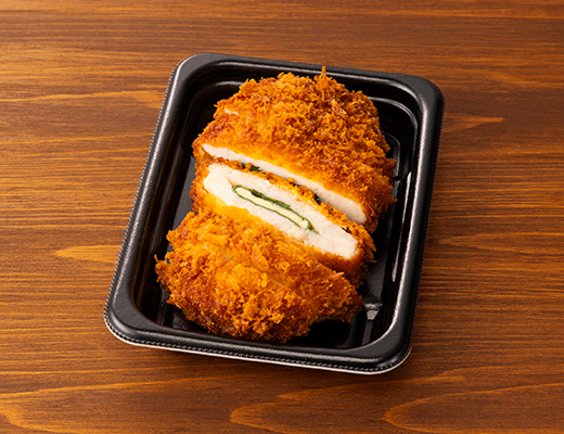 ローソンのチーズ大葉チキンカツ。税込価格：397円、カロリー：449kcal、たんぱく質：25.8g、脂質：29.5g、炭水化物：20.4g、糖質：19.6g、食物繊維：0.8g、食塩相当量：2.7g。