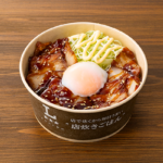 ローソンの直火で炙った焼豚丼。税込価格：721円、カロリー：551kcal、たんぱく質：24.9g、脂質：16.2g、炭水化物：78.1g、糖質：75.9g、食物繊維：2.2g、食塩相当量：2.7g。
