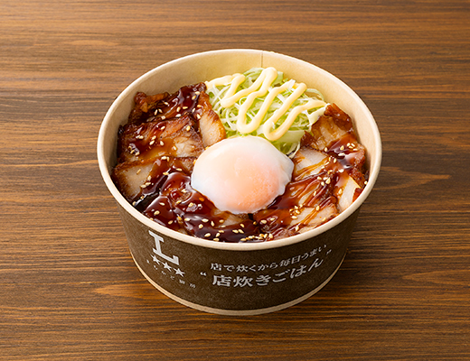 ローソンの直火で炙った焼豚丼。税込価格：721円、カロリー：551kcal、たんぱく質：24.9g、脂質：16.2g、炭水化物：78.1g、糖質：75.9g、食物繊維：2.2g、食塩相当量：2.7g。