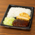 ハンバーグ＆鶏竜田揚げ弁当 ローソン 肉の旨みを閉じ込めたハンバーグとチキンの竜田揚げが入った、満足感のあるお弁当。
