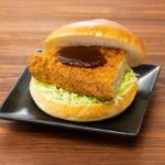 メンチバーガー ローソン ボリュームたっぷり、旨みがあふれるメンチをはさんだバーガーが登場！食べ応えのあるメニューです。