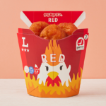 ローソンのからあげクン レッド。税込価格：288円、カロリー：225kcal、たんぱく質：14.3g、脂質：15.1g、炭水化物：8.1g、糖質：7.6g、食物繊維：0.5g、食塩相当量：1.7g。
