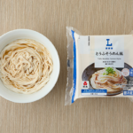 ローソンのとうふそうめん風 麺つゆ付きを比較する。税込価格：227円、カロリー：86kcal、1円あたりカロリー：0.38kcal/円、たんぱく質：4.9g、1円あたりたんぱく質：0.02g/円、脂質：3g、炭水化物：11g、糖質：8.9g、食物繊維：2.1g、食塩相当量：2g。