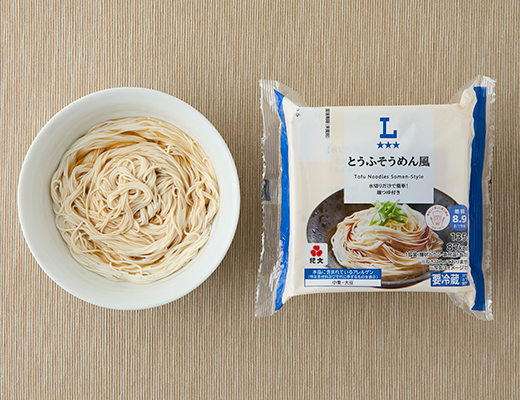 ローソンのとうふそうめん風 麺つゆ付きを比較する。税込価格：227円、カロリー：86kcal、1円あたりカロリー：0.38kcal/円、たんぱく質：4.9g、1円あたりたんぱく質：0.02g/円、脂質：3g、炭水化物：11g、糖質：8.9g、食物繊維：2.1g、食塩相当量：2g。