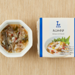 ローソンのたこわさびを比較する。税込価格：322円、カロリー：40kcal、1円あたりカロリー：0.12kcal/円、たんぱく質：2.5g、1円あたりたんぱく質：0.01g/円、脂質：0.3g、炭水化物：7.1g、糖質：6.8g、食物繊維：0.2g、食塩相当量：2.6g。