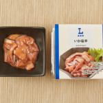 ローソンのいか塩辛を比較する。税込価格：322円、カロリー：55kcal、1円あたりカロリー：0.17kcal/円、たんぱく質：4.9g、1円あたりたんぱく質：0.02g/円、脂質：0.9g、炭水化物：6.8g、糖質：6.7g、食物繊維：0.2g、食塩相当量：2.1g。
