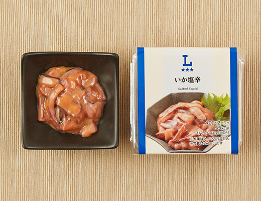 ローソンのいか塩辛を比較する。税込価格：322円、カロリー：55kcal、1円あたりカロリー：0.17kcal/円、たんぱく質：4.9g、1円あたりたんぱく質：0.02g/円、脂質：0.9g、炭水化物：6.8g、糖質：6.7g、食物繊維：0.2g、食塩相当量：2.1g。