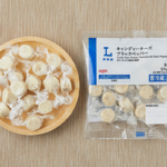 ローソンのキャンディーチーズ ブラックペッパーを比較する。税込価格：286円、カロリー：51kcal、1円あたりカロリー：0.18kcal/円、たんぱく質：3.1g、1円あたりたんぱく質：0.01g/円、脂質：4.2g、炭水化物：0.4g、糖質：0.4g、食物繊維：0g、食塩相当量：0.4g。