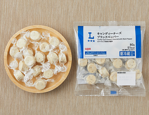ローソンのキャンディーチーズ ブラックペッパーを比較する。税込価格：286円、カロリー：51kcal、1円あたりカロリー：0.18kcal/円、たんぱく質：3.1g、1円あたりたんぱく質：0.01g/円、脂質：4.2g、炭水化物：0.4g、糖質：0.4g、食物繊維：0g、食塩相当量：0.4g。