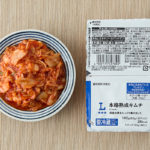 ローソンの本格熟成キムチ 2P。税込価格：225円、カロリー：28kcal、たんぱく質：1.4g、脂質：0g、炭水化物：5.9g、糖質：4.6g、食物繊維：1.3g、食塩相当量：1.6g。