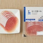 ローソンのロース生ハムを比較する。税込価格：214円、カロリー：80kcal、1円あたりカロリー：0.37kcal/円、たんぱく質：10g、1円あたりたんぱく質：0.05g/円、脂質：3.4g、炭水化物：2.3g、糖質：2.3g、食物繊維：0g、食塩相当量：2.8g。