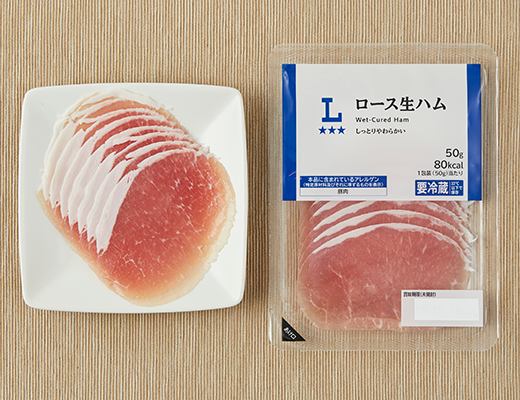 ローソンのロース生ハムを比較する。税込価格：214円、カロリー：80kcal、1円あたりカロリー：0.37kcal/円、たんぱく質：10g、1円あたりたんぱく質：0.05g/円、脂質：3.4g、炭水化物：2.3g、糖質：2.3g、食物繊維：0g、食塩相当量：2.8g。