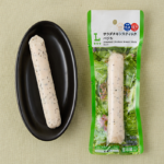 ローソンのサラダチキンスティック バジルを比較する。税込価格：184円、カロリー：65kcal、1円あたりカロリー：0.35kcal/円、たんぱく質：12.7g、1円あたりたんぱく質：0.07g/円、脂質：1.3g、炭水化物：0.9g、糖質：0.4g、食物繊維：0.5g、食塩相当量：0.9g。