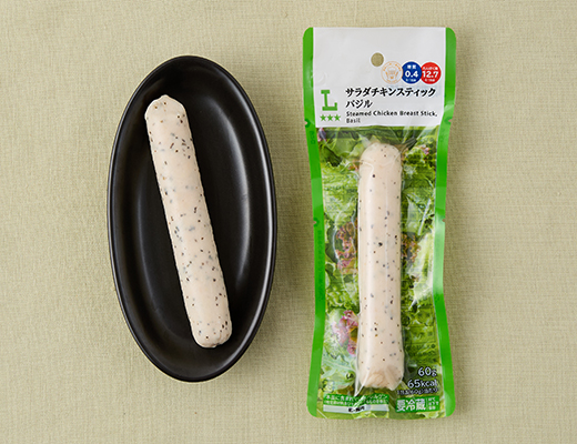ローソンのサラダチキンスティック バジルを比較する。税込価格：184円、カロリー：65kcal、1円あたりカロリー：0.35kcal/円、たんぱく質：12.7g、1円あたりたんぱく質：0.07g/円、脂質：1.3g、炭水化物：0.9g、糖質：0.4g、食物繊維：0.5g、食塩相当量：0.9g。