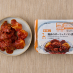 ローソンの鶏肉のガーリックトマト煮。税込価格：430円、カロリー：240kcal、たんぱく質：20.2g、脂質：11.8g、炭水化物：14.2g、糖質：12.4g、食物繊維：1.8g、食塩相当量：3g。