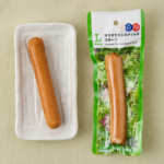 ローソンのサラダチキンスティック スモークを比較する。税込価格：184円、カロリー：70kcal、1円あたりカロリー：0.38kcal/円、たんぱく質：11.5g、1円あたりたんぱく質：0.06g/円、脂質：1.2g、炭水化物：3.3g、糖質：3.1g、食物繊維：0.2g、食塩相当量：1.1g。