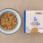ローソンのにおい少なめやわらか納豆を比較する。税込価格：113円、カロリー：79kcal、1円あたりカロリー：0.70kcal/円、たんぱく質：6.6g、1円あたりたんぱく質：0.06g/円、脂質：3.8g、炭水化物：6g、糖質：3.2g、食物繊維：2.8g、食塩相当量：0.6g。