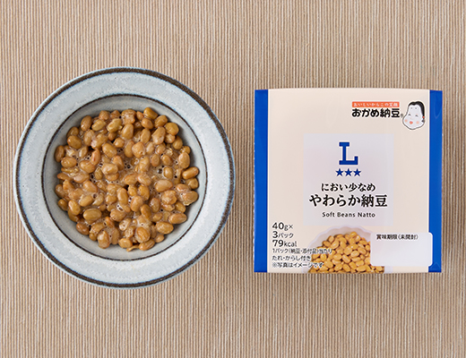 ローソンのにおい少なめやわらか納豆を比較する。税込価格：113円、カロリー：79kcal、1円あたりカロリー：0.70kcal/円、たんぱく質：6.6g、1円あたりたんぱく質：0.06g/円、脂質：3.8g、炭水化物：6g、糖質：3.2g、食物繊維：2.8g、食塩相当量：0.6g。