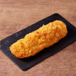 ローソンの大きなイカフライ。税込価格：205円、カロリー：257kcal、たんぱく質：10.6g、脂質：16.9g、炭水化物：16.2g、糖質：15g、食物繊維：1.2g、食塩相当量：1g。