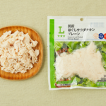 ローソンの国産ほぐしサラダチキン プレーンを比較する。税込価格：279円、カロリー：94kcal、1円あたりカロリー：0.34kcal/円、たんぱく質：17.9g、1円あたりたんぱく質：0.06g/円、脂質：2g、炭水化物：1g、糖質：0.9g、食物繊維：0.1g、食塩相当量：1.2g。