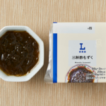 ローソンの三杯酢もずくを比較する。税込価格：225円、カロリー：20kcal、1円あたりカロリー：0.09kcal/円、たんぱく質：0.4g、1円あたりたんぱく質：0.01未満g/円、脂質：0.1g、炭水化物：4.7g、糖質：3.9g、食物繊維：0.8g、食塩相当量：1.2g。